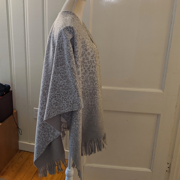 Animal Print large fringed warm poncho, scarf.  One size - Picture 4 of 7